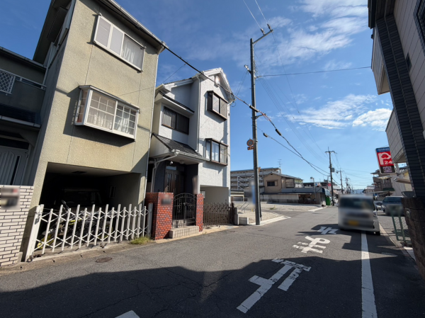 枚方市春日東町、中古一戸建ての前面道路を含む現地写真画像です