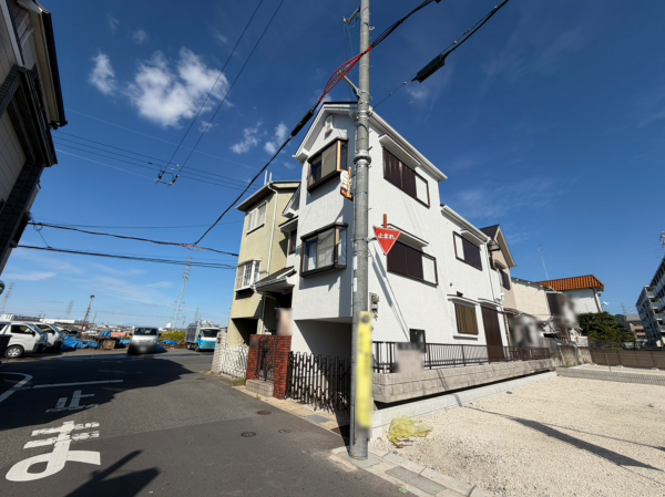 枚方市春日東町、中古一戸建ての前面道路を含む現地写真画像です