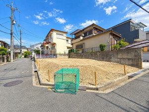 枚方市藤阪東町、土地の前面道路を含む現地写真画像です