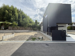 交野市星田、新築一戸建ての前面道路を含む現地写真画像です