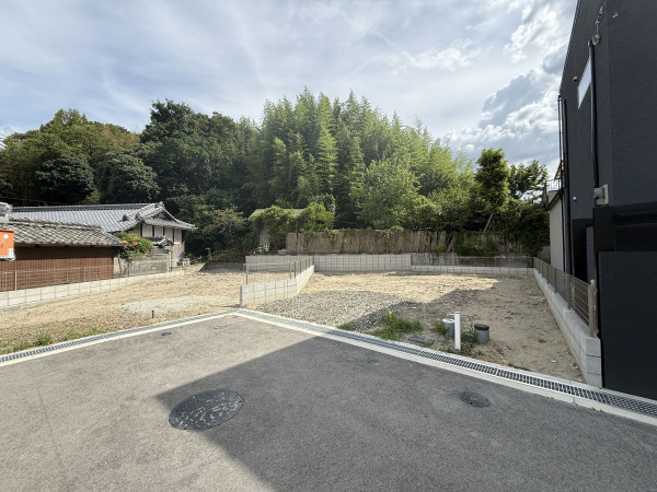 交野市星田、新築一戸建ての前面道路を含む現地写真画像です