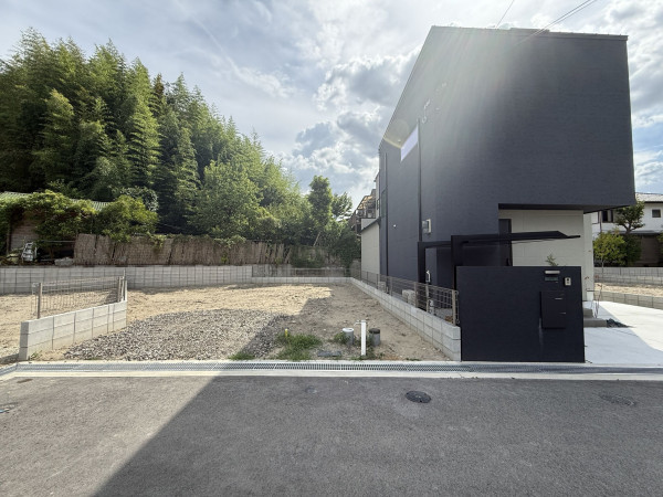 交野市星田、新築一戸建ての前面道路を含む現地写真画像です