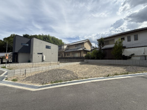 交野市星田、新築一戸建ての前面道路を含む現地写真画像です