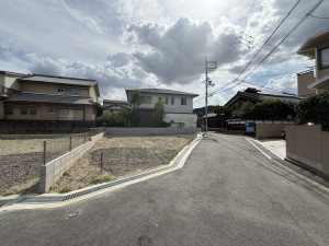 交野市星田、新築一戸建ての前面道路を含む現地写真画像です