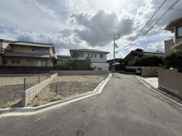 交野市星田、新築一戸建ての前面道路を含む現地写真画像です