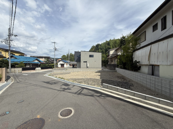 交野市星田、新築一戸建ての前面道路を含む現地写真画像です