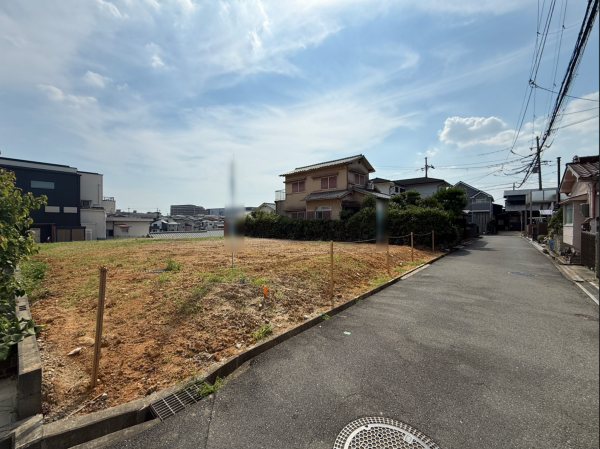 枚方市長尾元町、土地の前面道路を含む現地写真画像です
