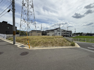 交野市倉治、土地の前面道路を含む現地写真画像です