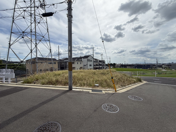 交野市倉治、土地の前面道路を含む現地写真画像です