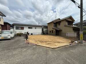 枚方市藤阪元町、新築一戸建ての前面道路を含む現地写真画像です