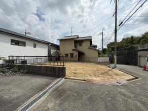 枚方市藤阪元町、新築一戸建ての前面道路を含む現地写真画像です