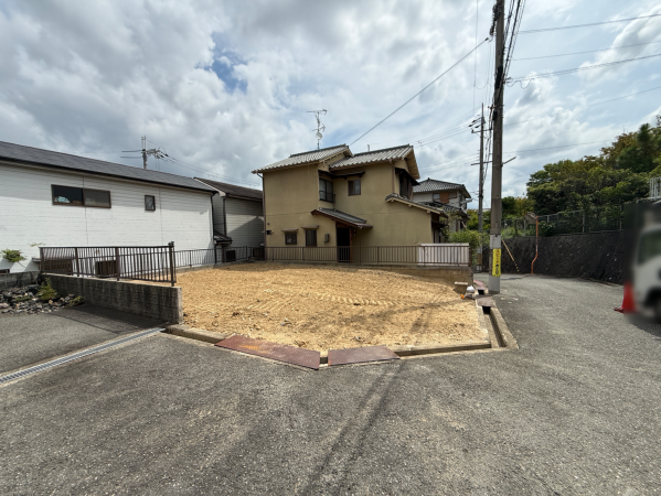 枚方市藤阪元町、新築一戸建ての前面道路を含む現地写真画像です
