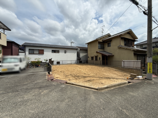 枚方市藤阪元町、新築一戸建ての前面道路を含む現地写真画像です
