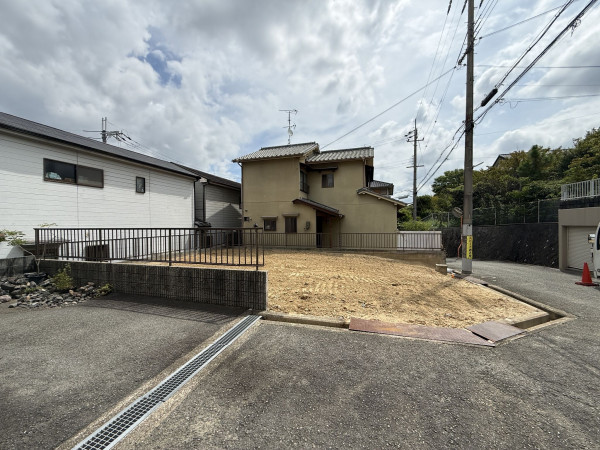 枚方市藤阪元町、新築一戸建ての前面道路を含む現地写真画像です