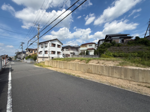 交野市妙見坂、土地の前面道路を含む現地写真画像です