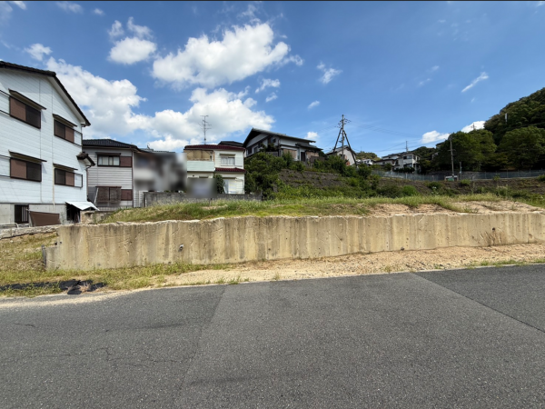 交野市妙見坂、土地の前面道路を含む現地写真画像です