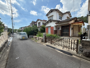 枚方市氷室台、土地の前面道路を含む現地写真画像です