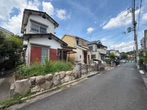 枚方市氷室台、土地の前面道路を含む現地写真画像です