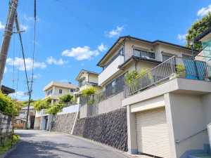 枚方市杉、中古一戸建ての前面道路を含む現地写真画像です