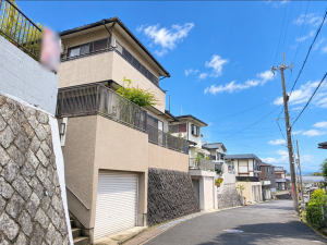 枚方市杉、中古一戸建ての前面道路を含む現地写真画像です