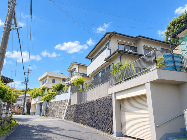 枚方市杉、中古一戸建ての前面道路を含む現地写真画像です