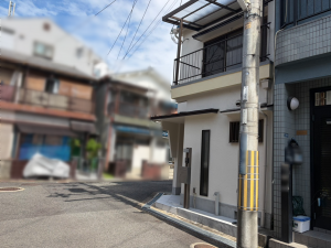 交野市郡津、中古一戸建ての前面道路を含む現地写真画像です