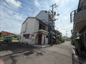 交野市郡津、中古一戸建ての前面道路を含む現地写真画像です