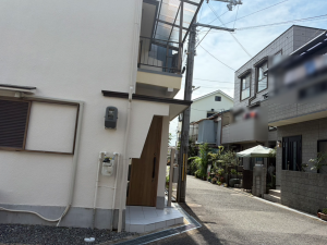 交野市郡津、中古一戸建ての前面道路を含む現地写真画像です