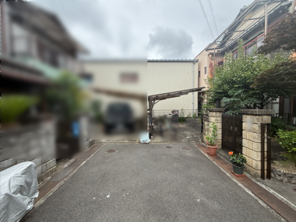 枚方市野村中町、中古一戸建ての前面道路を含む現地写真画像です