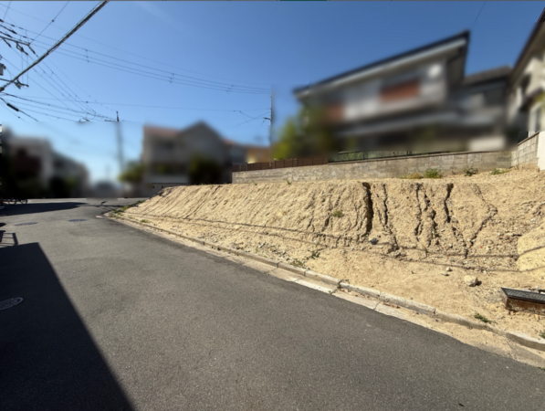 枚方市杉山手、土地の前面道路を含む現地写真画像です