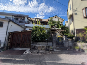 交野市郡津、土地の前面道路を含む現地写真画像です