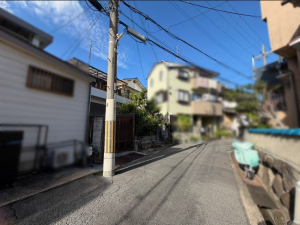 交野市郡津、土地の前面道路を含む現地写真画像です