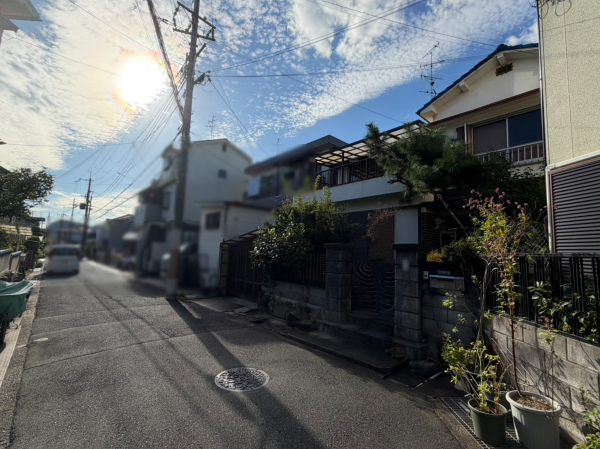 交野市郡津、土地の前面道路を含む現地写真画像です