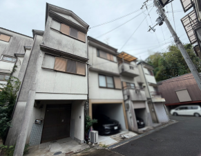 枚方市長尾元町、中古一戸建ての前面道路を含む現地写真画像です