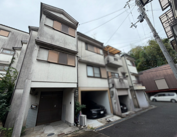 枚方市長尾元町、中古一戸建ての前面道路を含む現地写真画像です