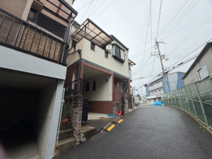 枚方市藤阪元町、中古一戸建ての前面道路を含む現地写真画像です