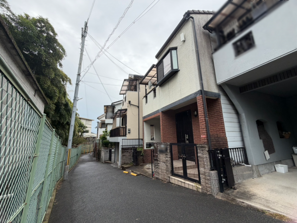 枚方市藤阪元町、中古一戸建ての前面道路を含む現地写真画像です