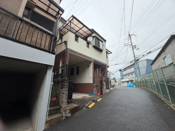 枚方市藤阪元町、中古一戸建ての前面道路を含む現地写真画像です