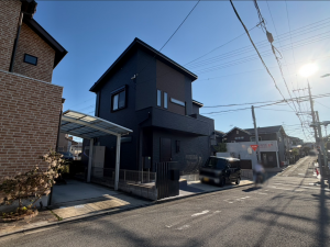 京田辺市大住、中古一戸建ての前面道路を含む現地写真画像です