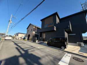 京田辺市大住、中古一戸建ての前面道路を含む現地写真画像です