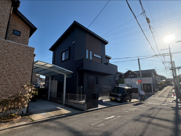 京田辺市大住、中古一戸建ての前面道路を含む現地写真画像です