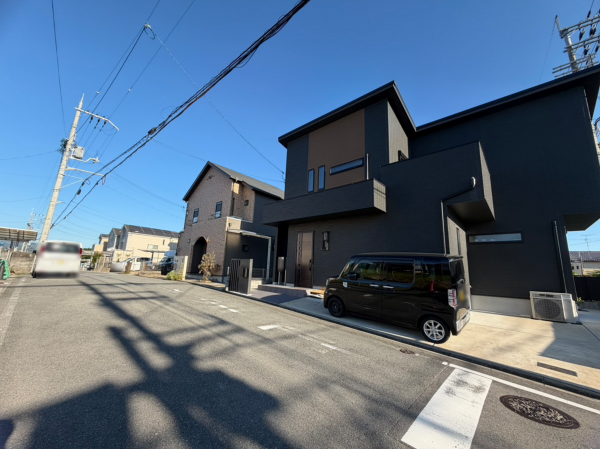 京田辺市大住、中古一戸建ての前面道路を含む現地写真画像です