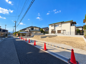 枚方市長尾東町、新築一戸建ての前面道路を含む現地写真画像です