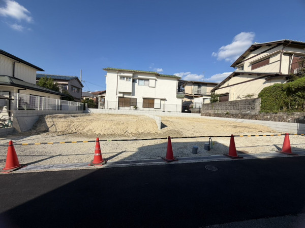 枚方市長尾東町、新築一戸建ての前面道路を含む現地写真画像です
