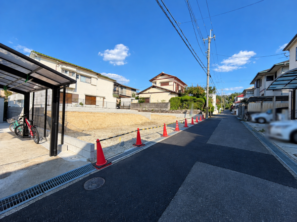 枚方市長尾東町、新築一戸建ての前面道路を含む現地写真画像です