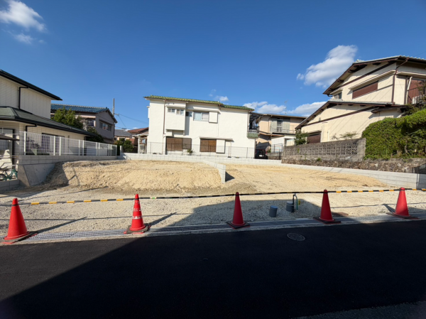 枚方市長尾東町、新築一戸建ての前面道路を含む現地写真画像です
