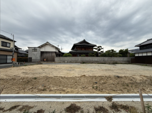 枚方市春日元町、新築一戸建ての前面道路を含む現地写真画像です