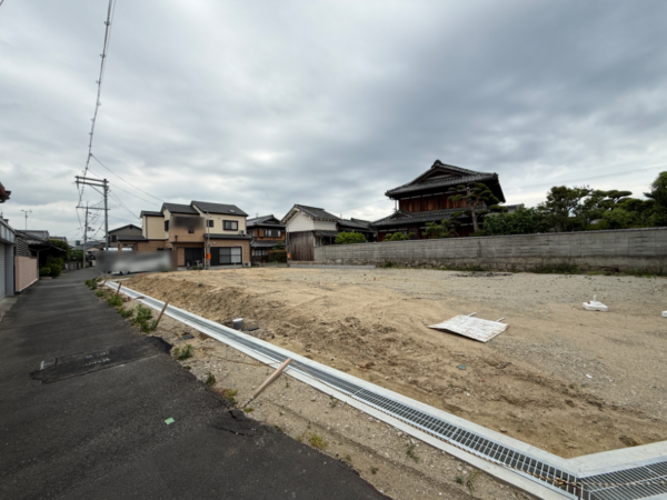 枚方市春日元町、新築一戸建ての前面道路を含む現地写真画像です