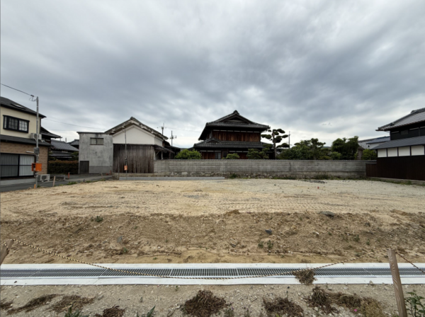 枚方市春日元町、新築一戸建ての前面道路を含む現地写真画像です