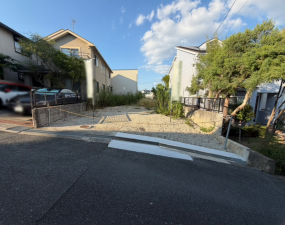 京田辺市薪、新築一戸建ての前面道路を含む現地写真画像です